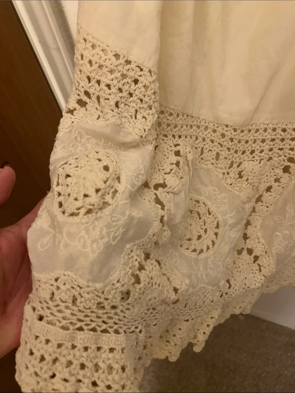 Beautiful cotton and crochet skirt. L Cream